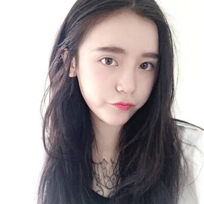 女子烧纸祭祖烧了邻居的保时捷